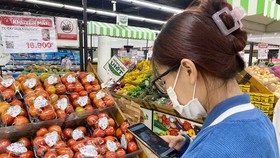 Tại các siêu thị, quét mã QR truy xuất nguồn gốc hàng hóa là thói quen cần được duy trì và mở rộng