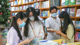 Độc giả trẻ tìm mua sách tại Đường sách TPHCM. Ảnh: DŨNG PHƯƠNG