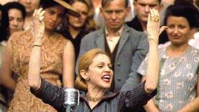 Một cảnh trong phim Evita với Madonna vào vai Evita