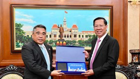 Chủ tịch UBND TPHCM Phan Văn Mãi tặng quà lưu niệm Đại sứ Philippine Meynardo LB. Montealegre. Ảnh: VIỆT DŨNG