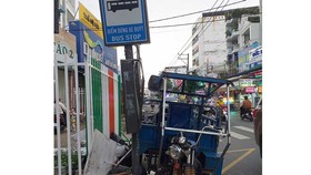 Trạm xe buýt bị bao vây