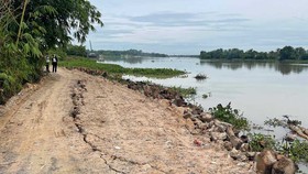 Sạt lở bờ sông Sài Gòn: Nơm nớp với công trình đê bao “bỏ hoang”
