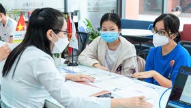 Thí sinh tìm hiểu thông tin đăng ký xét tuyển học bạ THPT tại Trường ĐH Công nghệ TPHCM