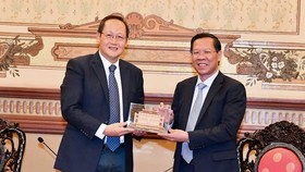 Chủ tịch UBND TPHCM Phan Văn Mãi  tặng quà lưu niệm ông Tan See Leng. Ảnh: VIỆT DŨNG
