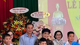 Bà Nguyễn Thị Thu Hà, ông Đặng Ngọc Dũng, Trưởng Ban Tuyên giáo Tỉnh ủy tỉnh Quảng Ngãi cùng NSND Lệ Thủy tặng quà các em học viên