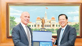 Chủ tịch UBND TPHCM Phan Văn Mãi tặng quà Tổng lãnh sự New Zealand Joseph Nelson. Ảnh: VIỆT DŨNG