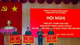 Đại tá Vũ Quốc Ân, Bí thư Đảng ủy, Chính ủy Bộ đội Biên phòng Thành phố trao tặng cờ thi đua của UBND TPHCM cho 3 tập thể đã có thành tích xuất sắc năm 2021