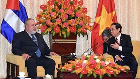 Bí thư Thành ủy TPHCM Nguyễn Văn Nên tiếp Thủ tướng Cuba Manuel Marrero Cruz. Ảnh: VIỆT DŨNG