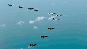 Máy bay chiến đấu của quân đội Mỹ và Nhật Bản trong cuộc tập trận chung trên bầu trời phía Tây  đảo Kyushu (Nhật Bản). Ảnh: NIKKEI ASIA