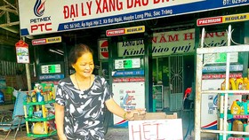 Bà Nguyễn Thị Bích Vân phải treo bảng hết xăng vì khan hiếm nguồn cung