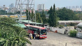 Xe khách đón khách gần cầu Sài Gòn 2 (quận Bình Thạnh, TPHCM)
