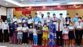 Lãnh đạo Trung ương Hội Khuyến học Việt Nam và Hội Khuyến học TPHCM trao học bổng cho học sinh năm học 2021-2022