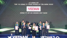Bà Hà Hòa Bình - Đại diện Công ty Vedan Việt Nam nhận chứng nhận “Tốp 10 công ty thực phẩm uy tín năm 2022”