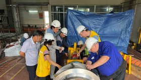 Đội ngũ công nhân, kỹ sư SWIC cùng các chuyên gia từ CHLB Đức tham gia bảo trì tổng thể nhà máy
