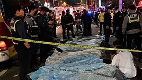 Lực lượng chức năng Hàn Quốc điều tra tại hiện trường vụ giẫm đạp trong lễ Halloween ở Itaewon, Seoul ngày 30-10-2022. Ảnh: AFP/TTXVN