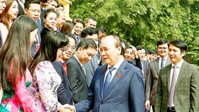 Chủ tịch nước Nguyễn Xuân Phúc với các doanh nhân trẻ. Ảnh: TTXVN