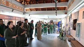 Đoàn đại biểu tham quan nhà trưng bày tư liệu, hiện vật, hình ảnh quá trình hoạt động cách mạng của cố Thủ tướng Võ Văn Kiệt. Ảnh: thanhuytphcm