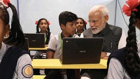 Thủ tướng Ấn Độ Narendra Modi thăm một lớp học ở bang Gujarat