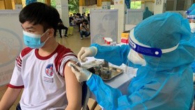 Nhân viên y tế tiêm vaccine Covid-19 cho trẻ em