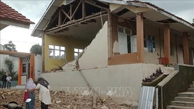 Một ngôi nhà bị hư hại sau trận động đất. Ảnh: THX/TTXVN