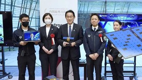 Thủ tướng Nhật Bản Fumio Kishida (giữa) dự lễ trao giải Nippon Startup Award 2022 vào tháng 6 vừa qua