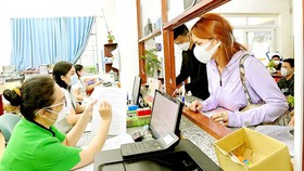 Giải quyết hồ sơ cho người dân tại UBND phường Bình Hưng Hòa A, quận Bình Tân, TPHCM. Ảnh: VIỆT DŨNG