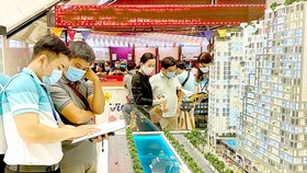 Người dân tìm hiểu giá căn hộ tại một dự án ở TPHCM. Ảnh: CAO THĂNG