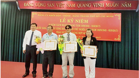 Đồng chí Trần Thế Lưu, Ủy viên Thường vụ, Trưởng Ban Nội chính Thành ủy TPHCM trao Huy hiệu 55, 45 và 40 năm tuổi đảng 