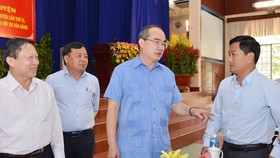 Bí thư Thành ủy TPHCM Nguyễn Thiện Nhân trao đổi cùng lãnh đạo huyện Củ Chi. Ảnh: VIỆT DŨNG