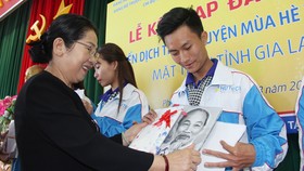 Đồng chí Võ Thị Dung tặng quà chúc mừng các đảng viên mới