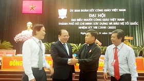 Phó Bí thư Thường trực Thành ủy TPHCM Tất Thành Cang gặp gỡ các đại biểu dự đại hội