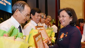 Phó Bí thư Thành uỷ TPHCM Võ Thị Dung tặng giấy khen cho các cá nhân có nhiều đóng góp tích cực cho công tác chính sách, truyền thống khối Tuyên huấn Sài Gòn - Gia Định. Ảnh: VIỆT DŨNG 