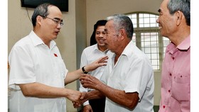Bí thư Thành ủy TPHCM Nguyễn Thiện Nhân tiếp xúc cử tri huyện Củ Chi. Ảnh: VIỆT DŨNG