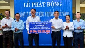 Phó Bí thư Thường trực Thành uỷ TPHCM Trần Lưu Quang trao tặng quỹ "Vì biển đảo quê hương - Vì tuyến đầu Tổ quốc"