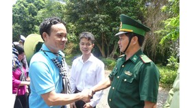 Đoàn đại biểu TPHCM thăm cán bộ, chiến sĩ các lực lượng trên đảo Hòn Khoai