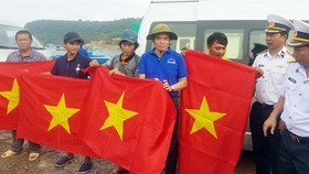 Đồng chí Trần Lưu Quang tặng cờ Tổ quốc cho ngư dân xã đảo Thổ Châu, huyện Phú Quốc, tỉnh Kiên Giang