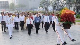 Đoàn đại biểu các dân tộc thiểu số TPHCM dâng hoa Chủ tịch Hồ Chí Minh