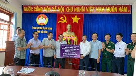 Đoàn trao bảng tượng trưng số tiền 500 triệu đồng hỗ trợ tỉnh Đắk Nông
