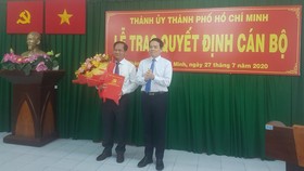 Phó Bí thư Thành ủy Trần Lưu Quang trao quyết định cho đồng chí Trần Văn Khuyên