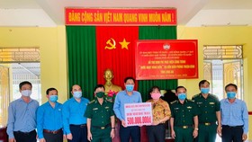TPHCM thăm, tặng quà lực lượng biên phòng tỉnh Long An tham gia phòng chống dịch Covid-19