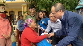 Đồng chí Nguyễn Thiện Nhân bày tỏ tình cảm, sự chia sẻ với những khó khăn mà người dân vùng lũ tỉnh Quảng Bình và các tỉnh miền Trung đang phải gánh chịu