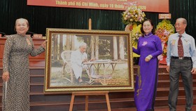 Phó Bí thư Thành ủy, Chủ tịch HĐND TPHCM Nguyễn Thị Lệ tặng bức ảnh Chủ tịch Hồ Chí Minh cho đại hội. Ảnh: VIỆT DŨNG