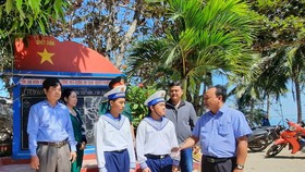 Đoàn đại biểu các tỉnh thành Nam bộ đi thăm, chúc tết cán bộ, chiến sĩ tại Vùng biển Tây Nam