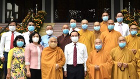 Bí thư Thành ủy TPHCM Nguyễn Văn Nên chúc Tết Văn phòng 2 Trung ương Giáo hội Phật giáo Việt Nam. Ảnh: VIỆT DŨNG