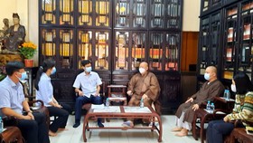 Chủ tịch UBND quận Tân Bình Nguyễn Bá Thành (thứ tư từ phải qua) chủ trì cuộc làm việc với sư trụ trì chùa Viên Giác. Ảnh: HOÀI NAM