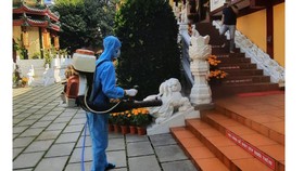 Phun sát khuẩn toàn bộ chùa Viên Giác, quận Tân Bình