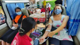 Người nước ngoài tham gia hiến máu 