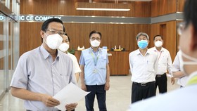 Phó Bí thư Thường trực Thành ủy TPHCM Phan Văn Mãi kiểm tra công tác phòng chống dịch tại Công ty Samsung. Ảnh: HOÀNG HÙNG