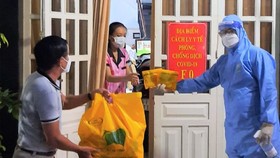 Phó Bí thư Đảng ủy phường 12 (quận 3) Võ Định phát thuốc đến gia đình có người F0 đang cách ly tại nhà