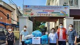 Phó Ban Thường trực Ban Dân vận Thành ủy TPHCM Nguyễn Thị Bạch Mai (bìa trái) trao 200 túi thuốc nghĩa tình đến phường 8, quận 4